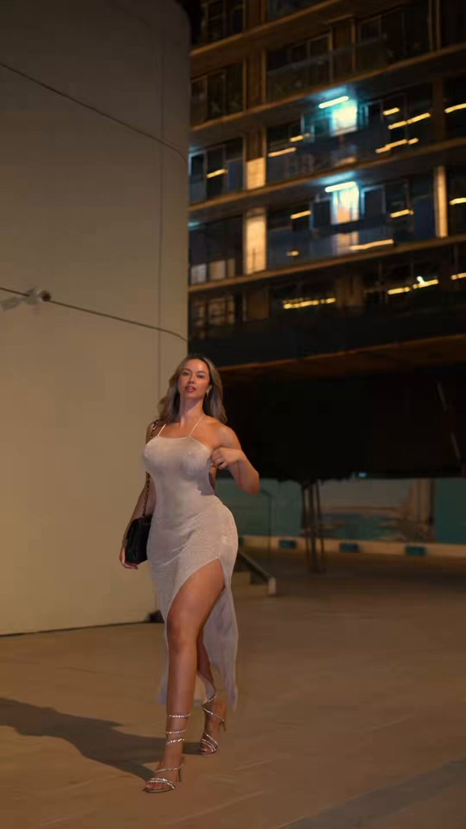 ara bella — Vídeo — would you look twice?
