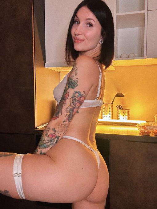 🦄 Keokistar🌟 FANSLY — Foto — Drop your favourite song and I’ll tell you if I’d fuck you