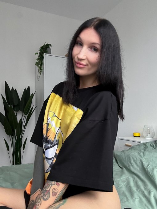 🦄 Keokistar🌟 FANSLY — Foto — Go 50 retweets to see pussy without panties?