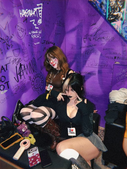RL RUNESCAPE GF — photo — a clown & an alt baddie walk into a bar..