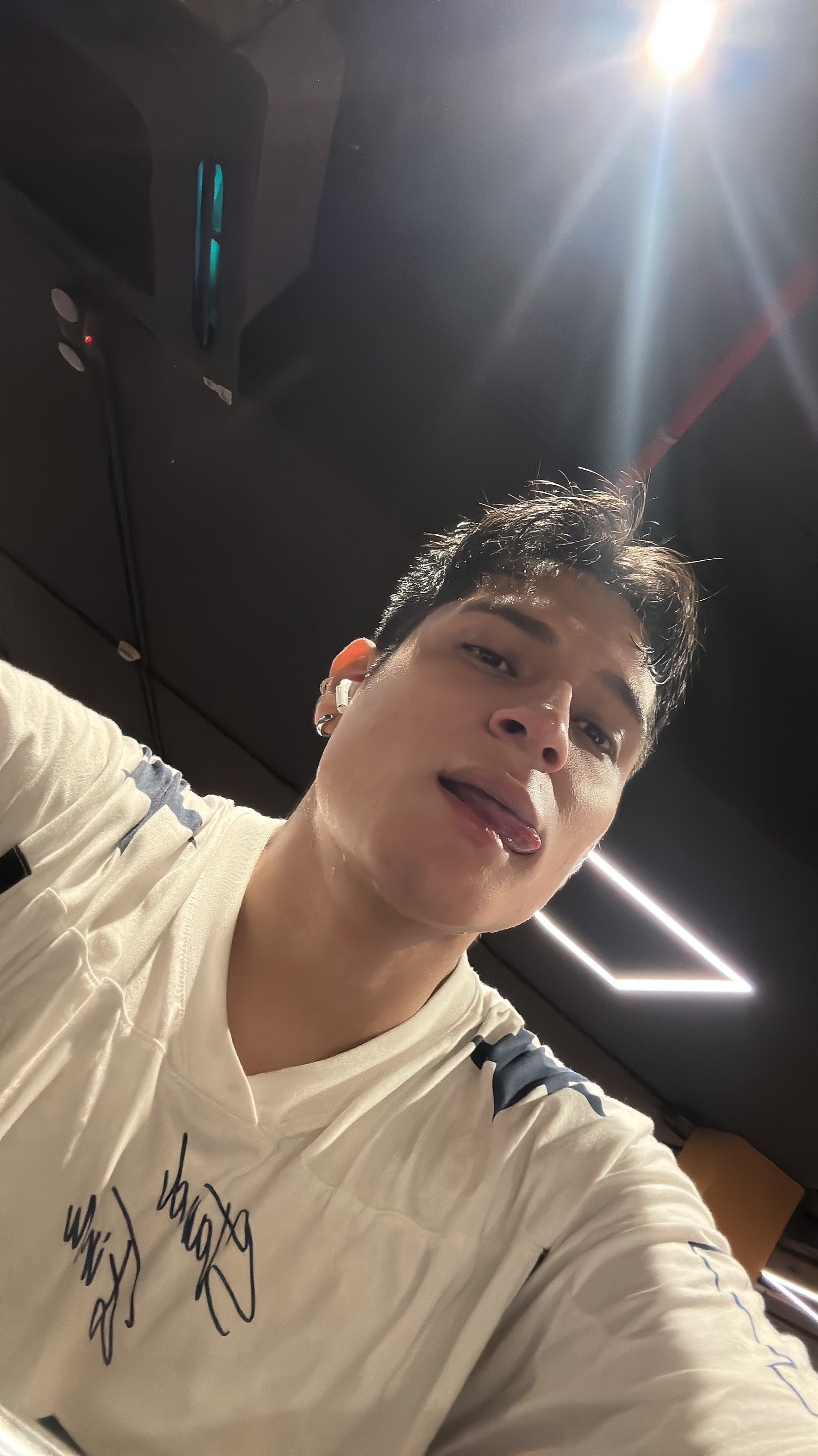 Benjaviano — foto nua — Feliz semana