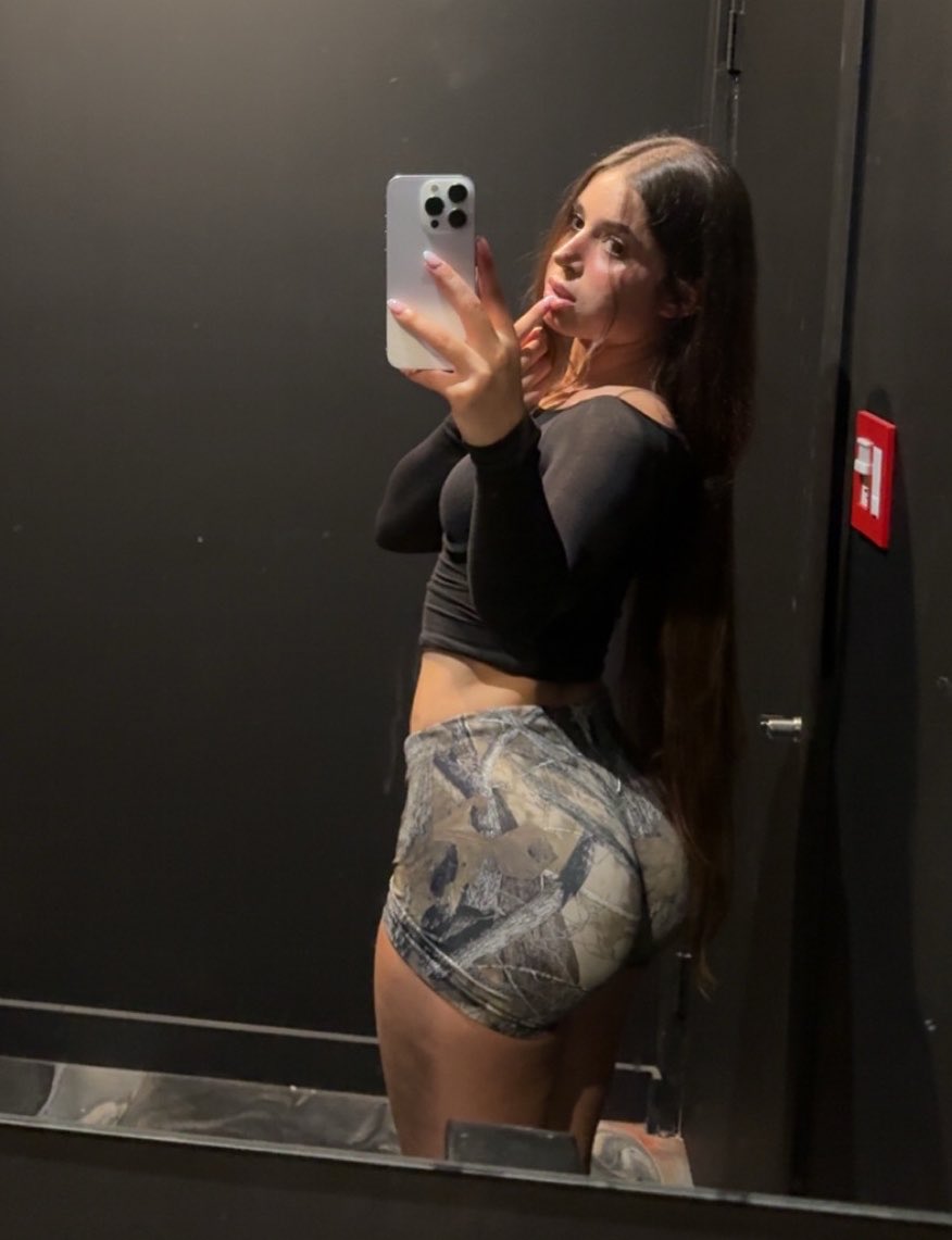 Em — nude photo — Front or back ?