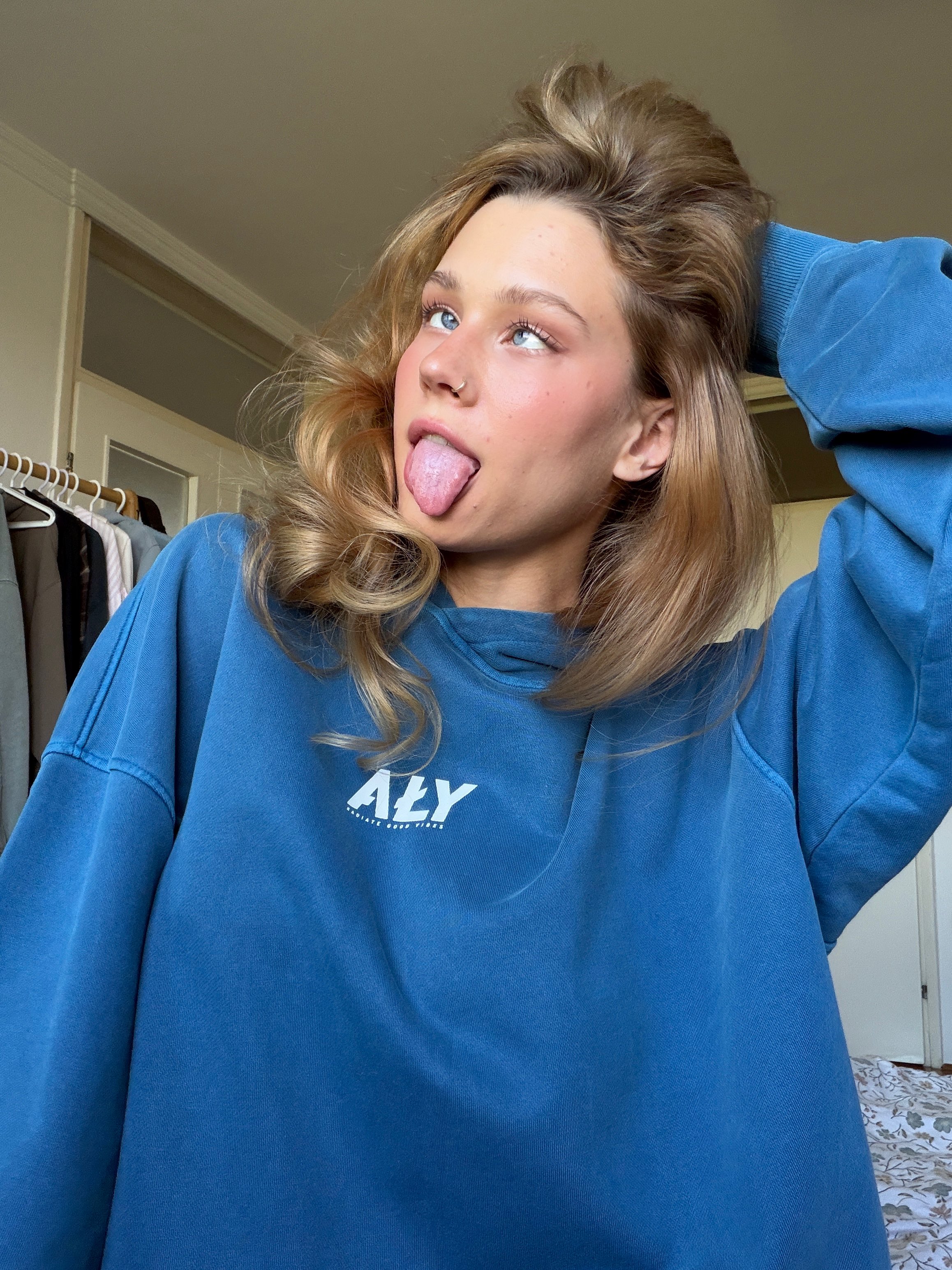 SofiaSimens |NSFW| — foto — Bored at home... What are you up to? 🤪