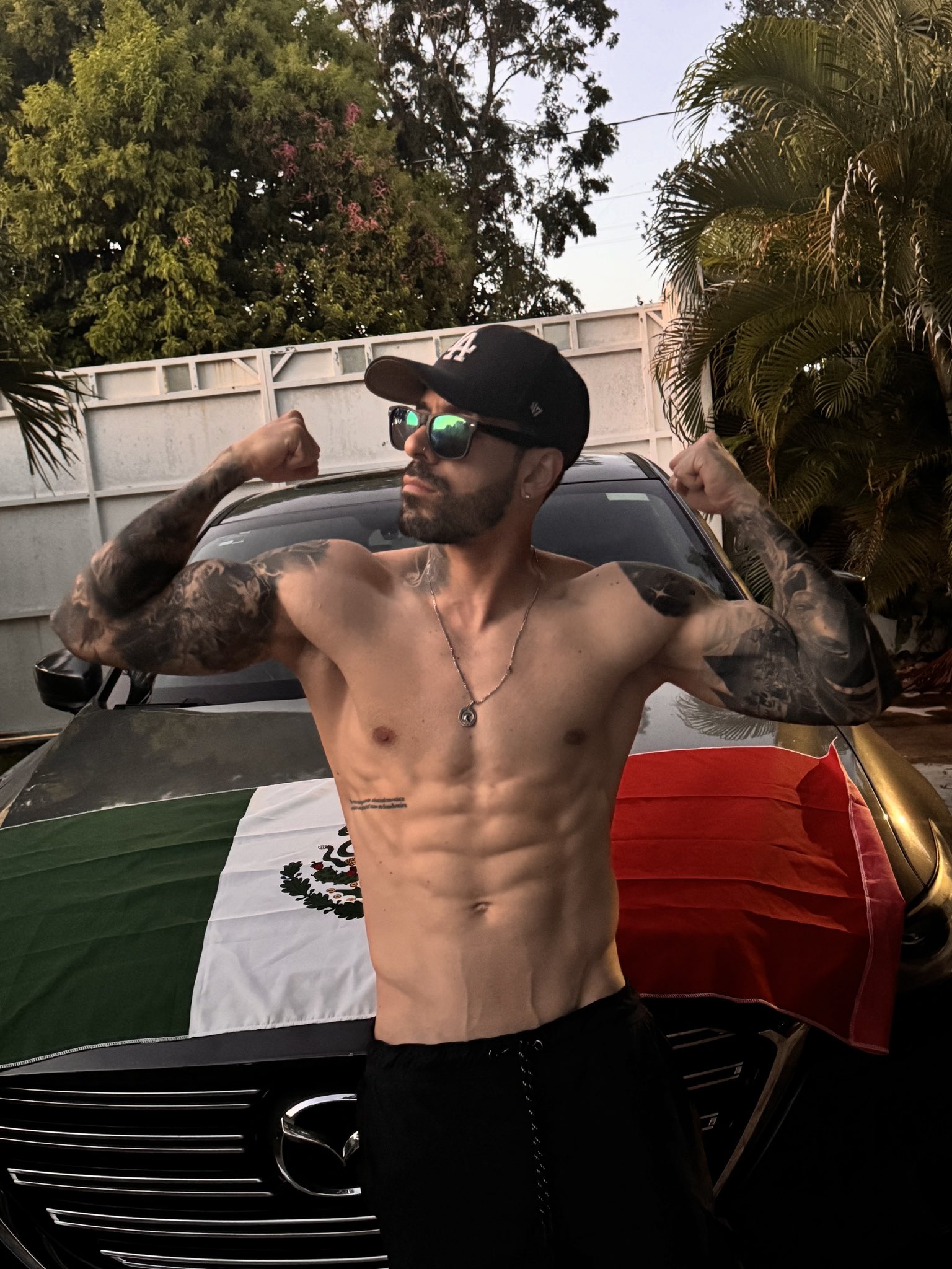 Mike Zander — foto desnuda — You looked twice. I know. 😉