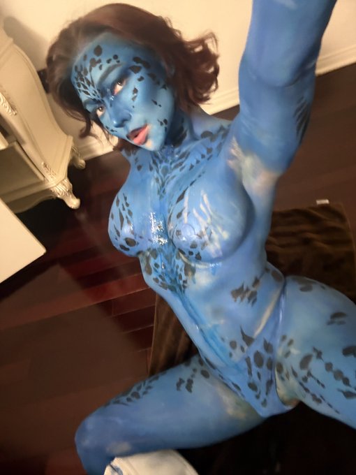 Emma Rose 🌹 — foto — Don't miss my newest solo 💙